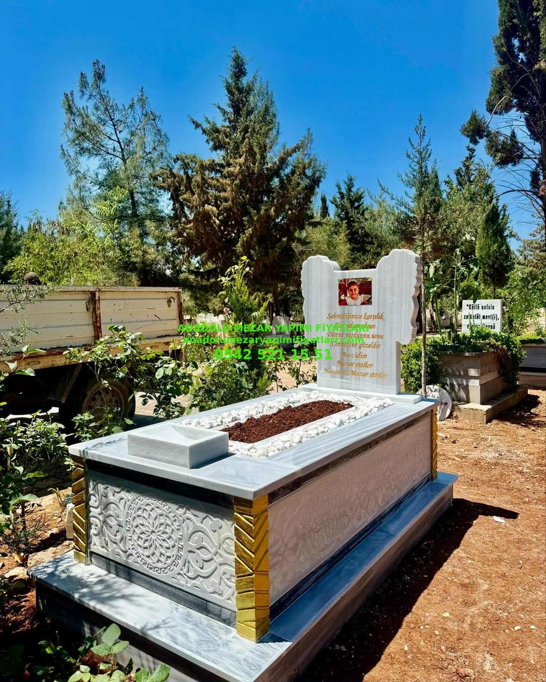 Kilis Tek Kişilik Gövdesi Desenli Baştaşı Melek İşlemeli Mermer Mezar