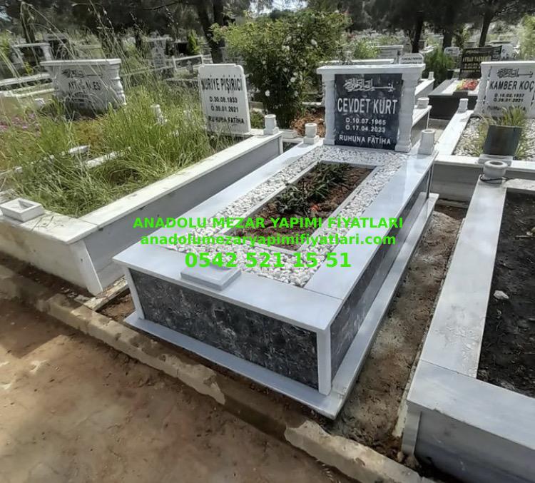 Bursa Tek Kişilik Gövdesi ve Baştaşı Siyah Mermer Sütunlu Mezar